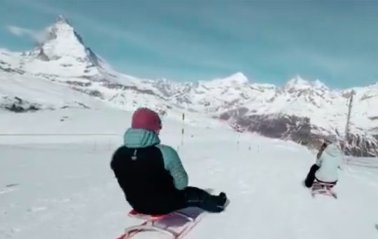 Schlitteln mit freier Sicht aufs aufs Matternhorn: Video-Still aus dem Spot der Berner Kommunikationsagentur CRK... (Bild: Screenshot KR)