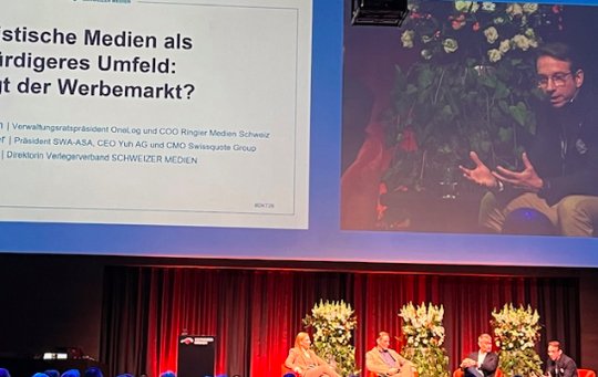 Pia Guggenbühl, Direktorin Verlegerverband, Moderator Oliver Steffen, SWA-Präsident Jan De Schepper und Markus Wirth, OneLog und COO Ringier Medien Schweiz… (Bild: Dreikönigstagung/KR)