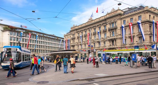 Die Fahnen verraten es trotz Bankgeheimnis: Schweizerinnen und Schweizer haben in Sachen Vermögen viel zu Feiern…        (Bild: Investrends.ch)