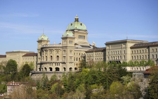 «Die indirekte Presseförderung ist das wichtigste und breitenwirksamste Element des Förderpakets», meint der Verlegerverband. Der Ball liegt nun beim Parlament, das ab März in der Frühlingssession zusammenkommt...  (Bild: ©parlament.ch)