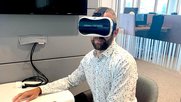 Was mache ich, wenn der Kunde eine Pistole auf mich hält? Mitarbeitende können über die VR-Brille spielerisch mögliche Situationen am Bankschalter üben...           (Bild: Erste Bank)