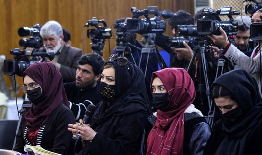 Afghanische Journalistinnen und Journalisten, hier bei einer Pressekonferenz in Kabul, führen ein gefährliches Leben...(Bild: Reporter ohne Grenzen, alliance / EPA / Samiullha Popalzai)