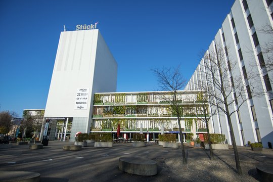 Die vorhandene Gebäudehülle wurde für den Neubau von Kino und Bowlingcenter effizient genützt und auf zwei Stockwerken neu ausgebaut...                 (Bild: Arena Cinemas)