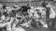 Die Filmemacherin Leni Riefenstahl macht während der Olympischen Spiele Aufnahmen des US-Athleten Archie Williams, Berlin 1936…     (Bild: Getty Images)