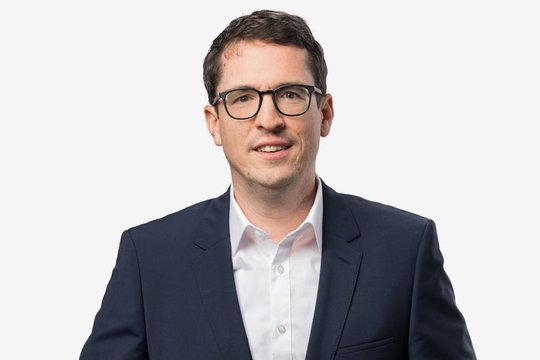 Jérôme Jacky kennt die Bedürfnisse der Medien aus eigener Erfahrung, denn er arbeitete früher selber als Journalist...           (Bild: SRF)