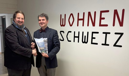 Reto Martinelli (l.) übernimmt von Kurt Bischof das zweisprachige Verbandsmagazin «Wohnen Schweiz / Logement»...     (Bild zVg/Walter Stern)