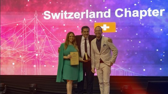 Matthias Kiess (r.) und Chantal Landis wurden mit dem IAA Chapter Excellence Award ausgezeichnet, der ihnen von IAA World President Sasan Saeidi überreicht wurde… (Bild: zVg)