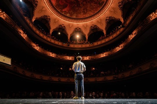 Das altehrwürdige Stadttheater Bern bot eine ideale Kulisse für die poetischen Slammerinnen und Slammer...            (Bild: zVg)