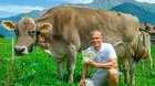 Der Bündner Käse kommt «direkt vom Hof» des Ex-Mister-Schweiz und Aldi-Testimonial Renzo Blumenthal... (Bild: zVg)