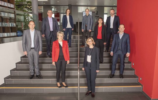 VR-Präsidentin Corina Eichenberger (vorne links) und CEO Sabine Galindo (vorne rechts) mit dem neuen Führungsteam der ZT Medien AG...