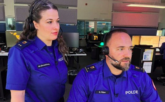Die Serie zeigt keine Polizei-Einsätze vor Ort, sondern die «Einsatzdisponenten» in der Telefonzentrale... (Bild: SRF)