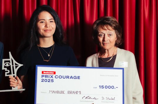 Die vor den Taliban geflohene Mahbube Ibrahimi empfängt den Prix Courage von Jurypräsidentin Eveline Widmer-Schlumpf... (Bild: zVg)