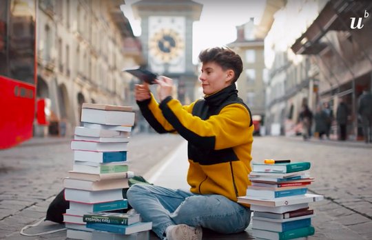 Einfach gemütlich: Studieren auf der Berner Kramgasse... (Bild Screenshot Spot)