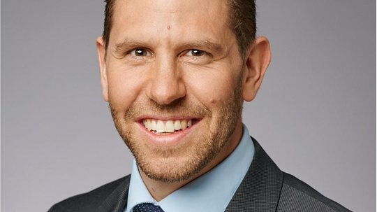 Sascha Hilpert wird vom Head Business Development bei Ringier zum Chief Financiel Officer befördert...         (Bild: Ringier/Paul Seewer))