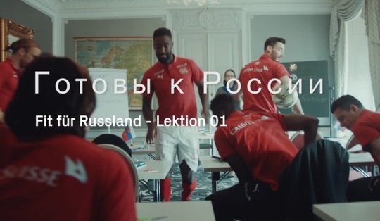 Bei der WM in Russland 2018 hat die Credit Suisse noch mehrere Filme mit der Schweizer Nationalelf realisiert...     (Screenshot Video «Russisch-Kurs») 