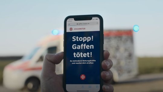 Auf dem Rettungswagen prangt ein grosser QR-Code. Dieser löst beim Fotografieren auf dem Handy den Warnhinweis aus...                   (Bild: Casefilm Scholz & Friends)