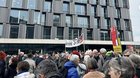 Demo gegen SRF-Abbaupläne am Samstag beim Meret Oppenheim Hochhaus in Basel, wo unter anderem die Abteilung Kultur ansässig ist… (Bild zVg)