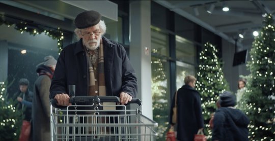 Der Weihnachtsskeptiker, der nichts zu lächeln hat, kommt doch zu etwas Glück in der Weihnachtskampagne «Schenken wir uns ein Lächeln» von Coop...   (Screenshot /zVg TBWA Zürich)