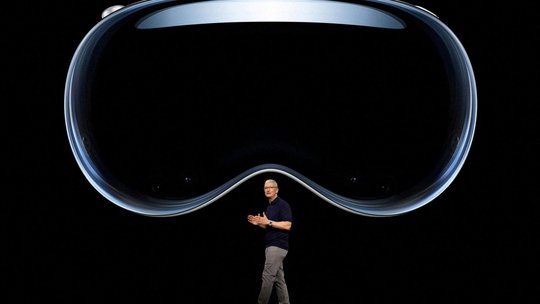 «Heute beginnt eine neue Ära des Computers», sagte Tim Cook, CEO von Apple, bei der Präsentation von «Vision Pro»…                (Bild: Apple)