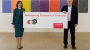 Michèle Rodoni (Leiterin Markt Management) und Verwaltungsratspräsident Urs Berger freuen sich auf die weitere Unterstützung des Spitzen- und Breitensports...