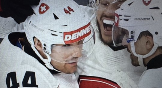 Mit der Schweizer Nati jubelt auch SRF über starke Zahlen an der Eishockey-WM... (Screenshot SRF)