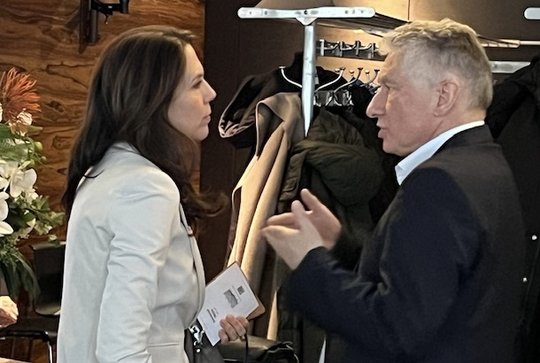 Der langjährige SRG-Generalsekretär Walter Bachmann nimmt SRG-Direktorin Susanne Wille an der Garderobe an der Dreikönigstagung in die Pflicht...   (Bild: Dreikönigstagung/KR)