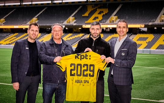 Der Wellness-Anbieter wird Sponsor der Berner Spitzenfussballer: YB-COO Andreas Feremutsch, VR-Präsident von Aqua Spa René Lanz, Leiter Operations von Aqua Spa Jonathan Schmid und YB-Verkaufsleiter Gian-Andrea Giacometti... (Bild: zVg)