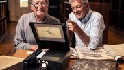 Bernhard Russi (r.) und Franz Klammer bei Dreharbeiten im Tiroler Landesmuseum Ferdinandeum in Innsbruck…             (Bild: SRF)