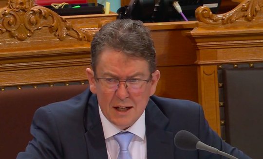 SVP-Medienminister Albert Rösti sprach sich zugunsten der Erhöhung der Radio- und TV-Gelder aus, seine Partei hingegen war dagegen... (Bild: Screenshot Klein Report)