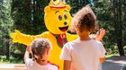 Das Maskottchen der Snack-Marke erwacht auf einem Waldspielplatz zum Leben... (Bild: zVg)