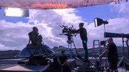 Kulisse von «The Mandalorian»: Auf dem Ungetüm im Vordergrund kann man noch sitzen, Wüste und Himmel dahinter sind ein LED-Screen...       (Foto: Lucasfilm)