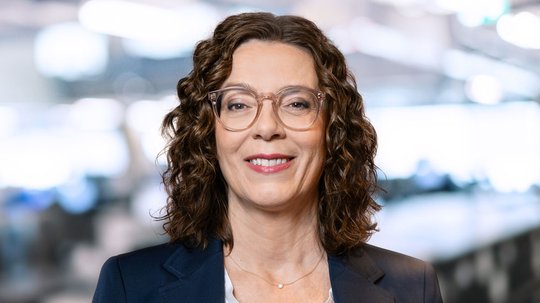 Frohen Mutes: Nathalie Wappler vor ihrem Heimspiel bei Leutschenbach-Lacher Stefan Büsser... (Bild: zVg (srf))