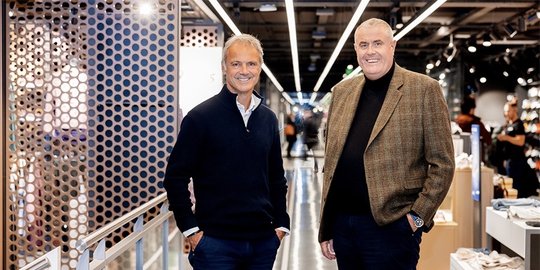 Besiegeln die Zusammenarbeit für die nächsten zehn Jahre: Direktor von Swiss Olympic, Roger Schnegg (l.), und Horst Hauer, CEO von Ochsner Sport... (Bild: zVg)