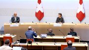 «Bei der heutigen Pressekonferenz gehen unsere Bundesräte mit gutem Beispiel voran und tragen unsichtbare Masken», kommentierte ein Mediziner auf Twitter...