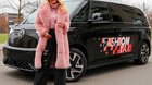 Die TV-Moderatorin Rigozzi ist wieder mit dem Fashion Taxi unterwegs... (Bild: zVg / © Seven.One)