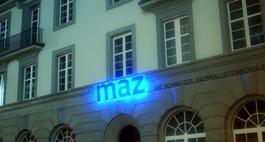 Beim MAZ konnte 2021 nicht nur das Logo erstrahlen...     (Bild: Roi-Online, Luzern)