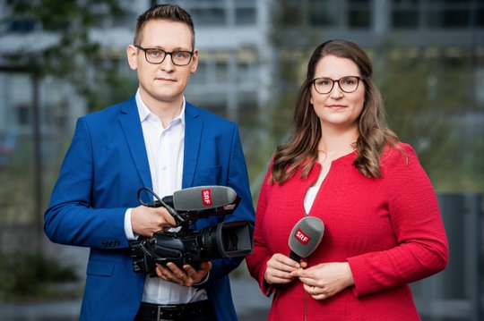 Jonas Bischoff und Anita Bünter haben beide an der Uni Zürich Ethnologie und Publizistik studiert (©SRF)