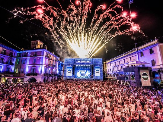 Seit 15 jahren eine Herzensangelegenheit von Dani Büchi: das einmalige Ambiente auf der Piazza Grande. Jetzt hat er sich seinen Traum gekauft..   (Bild: Moon & Stars)