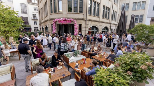 Ein Abend im Zeichen von Radio: Angeregte Gespräche im Innenhof des Zürcher Carlton...      (Bild: zVg, Oskar Moyano, OMP Media)