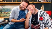 Florim Brajshori als Daut und Vedat Bajrami als Rocki: Die Serie thematisiert die Mentalitäten zwischen dem Balkan und der Schweiz... (Bild: © SRF/Salvatore Vinci)