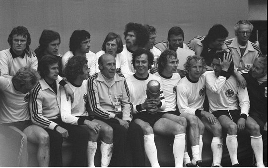 Franz Beckenbauer ist Bayern München und Bayern München ist Franz Beckenbauer: Der Kaiser hier 1974 mit dem WM-Pokal... (Bild Wikipedia/Beckenbauer)