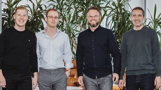 Michael Dietiker (l.), Christian Ruhstaller (2.v.l.) und Watezz Bleuer (r.) übernehmen die Führung der Gold Interactive. Unterstützt werden sie von Cyrill Kuster, Inhaber der Gruppe Neustadt... (2.v.r. zVg.)