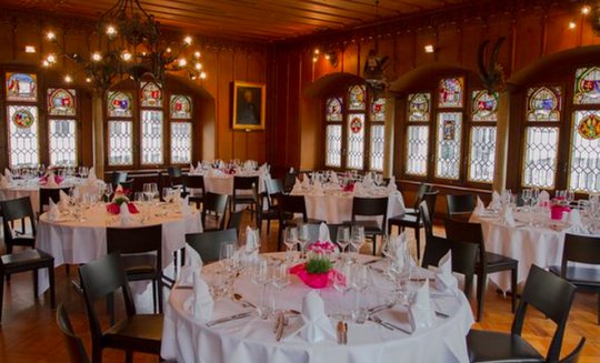 Den Apéro gabs auf dem Zürisee-Schiff, gespiesen wurde im Restaurant Rathaus in Rapperswil.