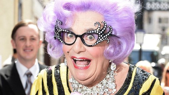 Mit seinem Alter Ego durfte Barry Humphries auch an der Hochzeit von Prinz William und Kate teilnehmen…      (Bild: BBC)