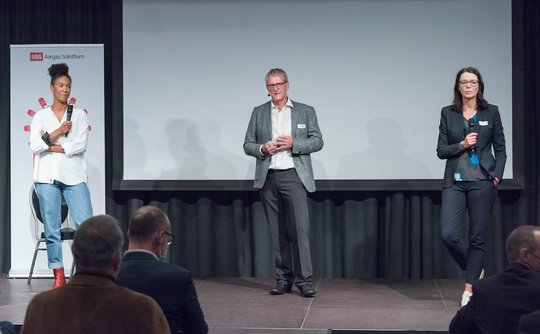 Sie erklären der Basis «SRF 2024»: Peter Moor-Trevisan im Gespräch mit Nathalie Wappler (rechts) und Lena Oppong. (Bild zVg)