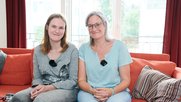 Janine (l.) mit Begleiterin Andrea. Ihr Podcast bringt zum Ausdruck, wie wichtig es ist, dass sich Menschen mit und ohne Behinderung auf Augenhöhe begegnen...    (Bild: Pro Infirmis) 