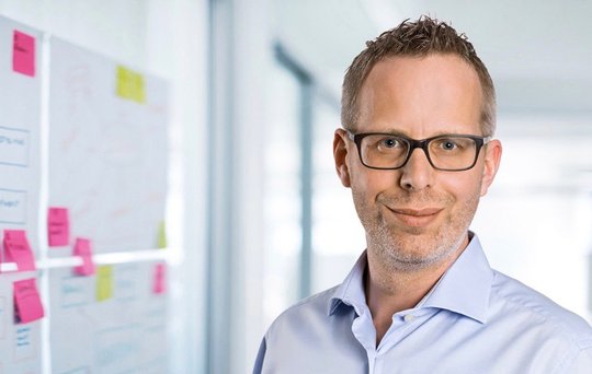 Geschäftsführer und Mitinhaber Bruno Eggenberger bringt die Online Marketing AG mit der mmb media agentur zusammen...