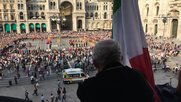 Bundesrat Ueli Maurer neben der italienischen Trikolore lauscht den 420 Alphörnern.