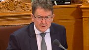 Der Widerstand gegen die Aufstockung der Post-Rabatte verhallte ungehört: Medienminister Albert Rösti am Donnerstag im Ständeratssaal... (Bild: Screenshot parlament.ch)