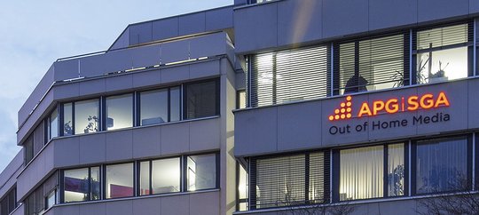 Die NZZ ist nun von der Pflicht zur Unterbreitung eines Übernahmeangebots an alle Aktionäre beim Überschreiten des gesetzlichen Grenzwerts von 33 1/3% der Stimmrechte befreit, ausser sie überschreitet den Schwellenwert von 49% der Stimmrechte...